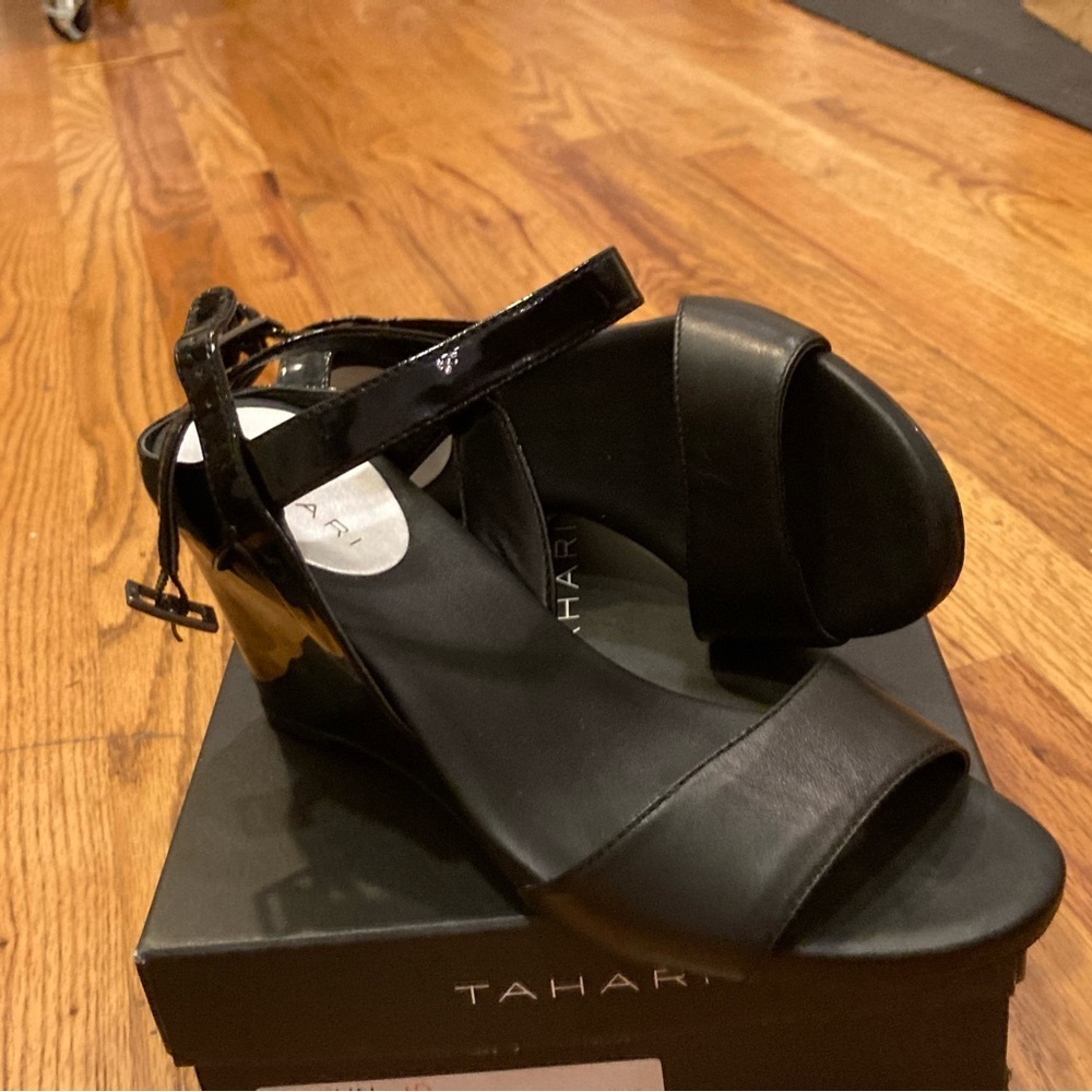 TAHARI Women's TA-Fun Wedge Sandal Black 8.5 NIB